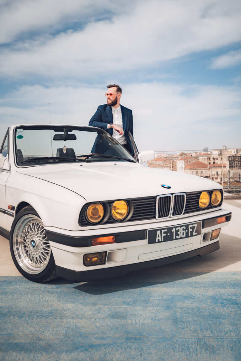 Shooting automobile BMW E30 blanche avec son propriétaire à Bordeaux