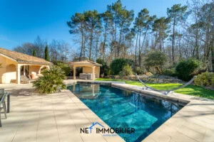Piscine et pool house d'une propriété à Saint-Morillon, photographie immobilière par Karl Cosse