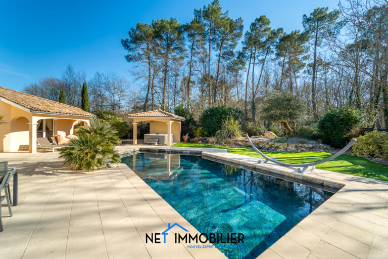 Piscine et pool house d'une propriété à Saint-Morillon, photographie immobilière par Karl Cosse
