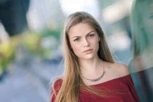 Portrait de jeune femme en extérieur urbain à Bordeaux, séance portrait par Karl Cosse