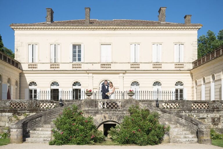 Façade classique à escalier et balustrade du Château de Boisverdun, à Tombeboeuf, avec les mariés au pied de la terrasse