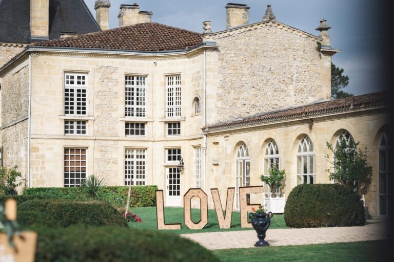 Façade en pierre du Château de la Ligne à Lignan-de-Bordeaux, avec son orangerie et ses jardins