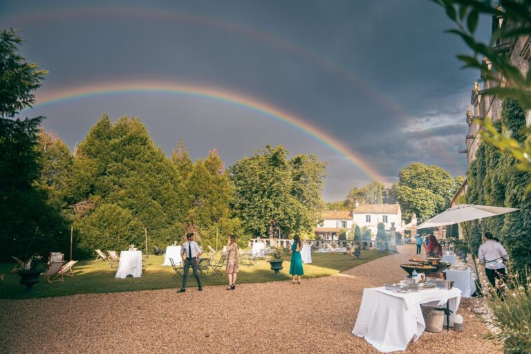 Parc et pelouse du Domaine de Belisle, à Magnac-sur-Touvre, sous un double arc-en-ciel
