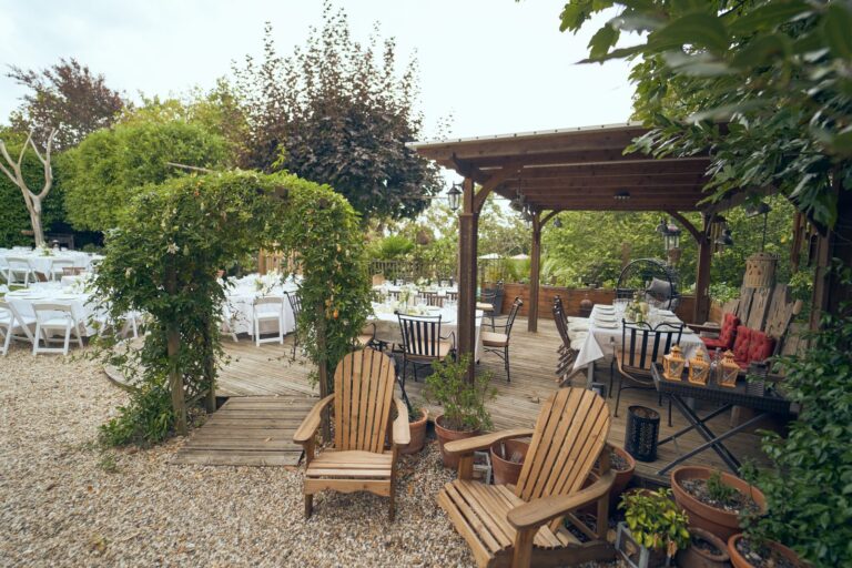 Pergola, tonnelle de verdure et tables de réception dans le jardin du Domaine des Deux Cèdres à Gauriac.