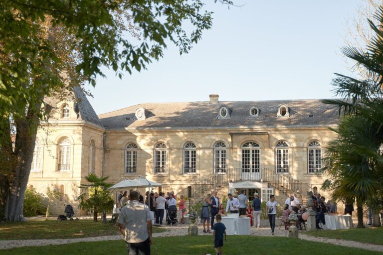 Vin d'honneur dans le parc de la Chartreuse des Eyres à Podensac, devant la façade en pierre et son perron