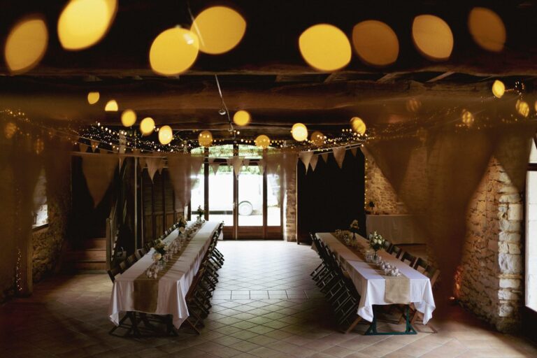 Salle de la Grange de Meysonnave, à Dax, avec ses murs de pierre, ses guirlandes lumineuses et ses longues tables dressées
