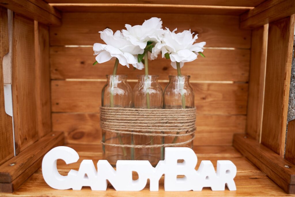 Candy bar en bois décoré de fleurs blanches au Château Isabeau de Naujan
